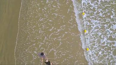 4K航拍情侣在海滩牵手奔跑视频的预览图